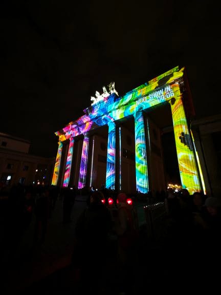 Festiwal Świateł w Berlinie – kolorowe iluminacje i projekcje na Bramie Brandenburskiej podczas Festival of Lights.